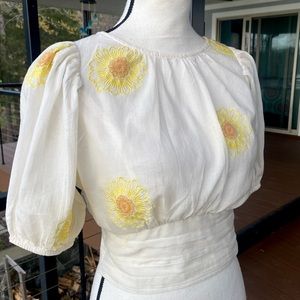 HP! 🩷🌼FREE PEOPLE Darling cropped top w/ puffed sleeves and yellow flowers 🌼